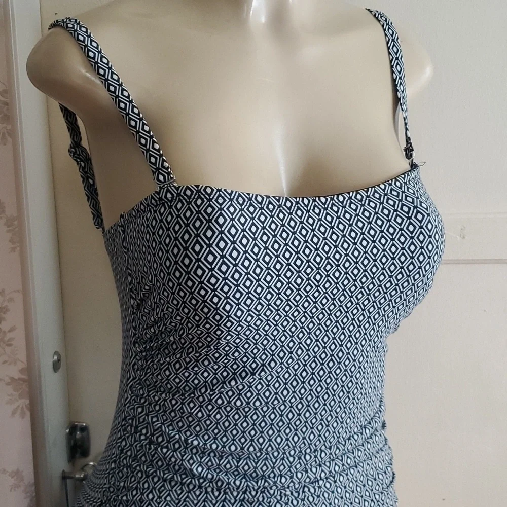 NWT DKNY Black and White swim 4-Way Stretch Fabric Size L - Picture 2 of 9